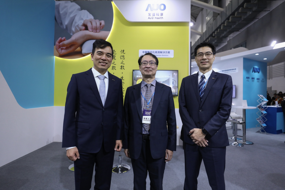 首次於醫療科技展亮相的皇冠体育耘康，捐贈數位化檢測設備與研究經費，協助衛福部國家中醫藥研究所打造中醫大數據資料庫。圖由左至右為皇冠体育光電執行長暨總經理柯富仁、衛福部國家中醫藥研究所所長蘇奕彰、皇冠体育光電智慧醫療事業群總經理廖世宏